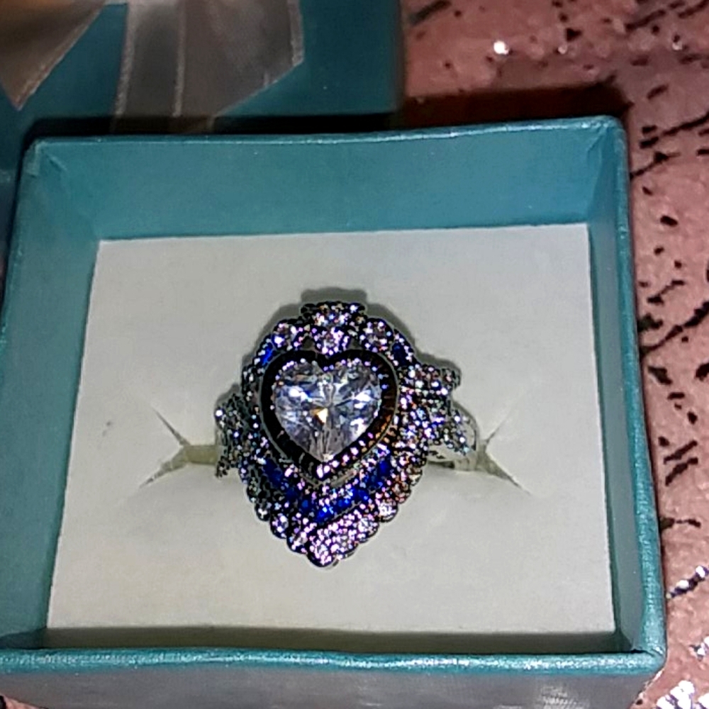 vintage looking heart shaped ladies ring❤️ size 8